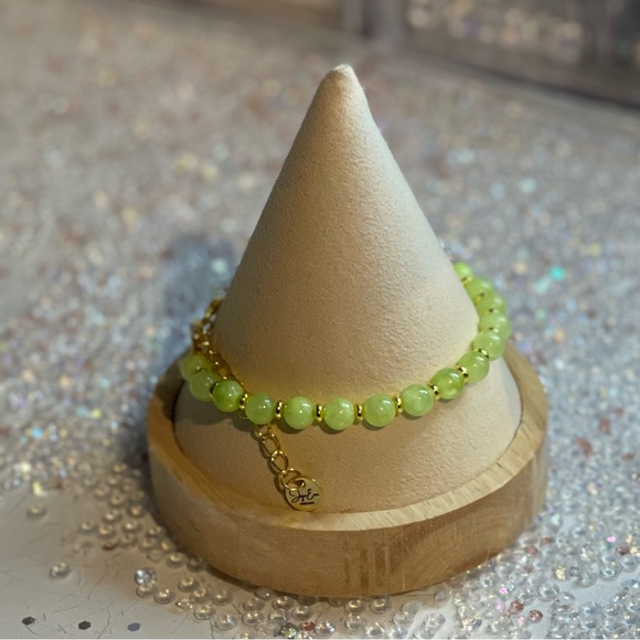 Green aventurine healing Bead Bracelet with gold accent spacers and clasp - Picture 2 of 5